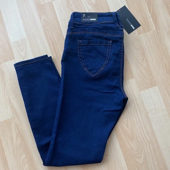 BOOTY SHAPING DARK WASH DENIM JEANS - Picture 3 of 3